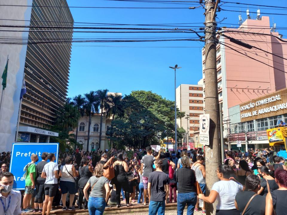 Foto 7 de 9 — Servidores fazem manifestação em frente à Prefeitura